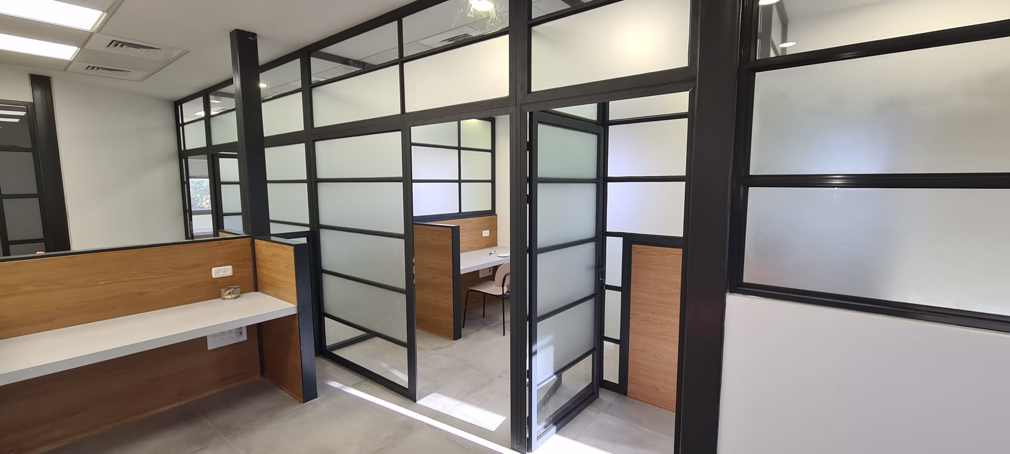 חלוקת משרד אלומיניום בשילוב זכוכית