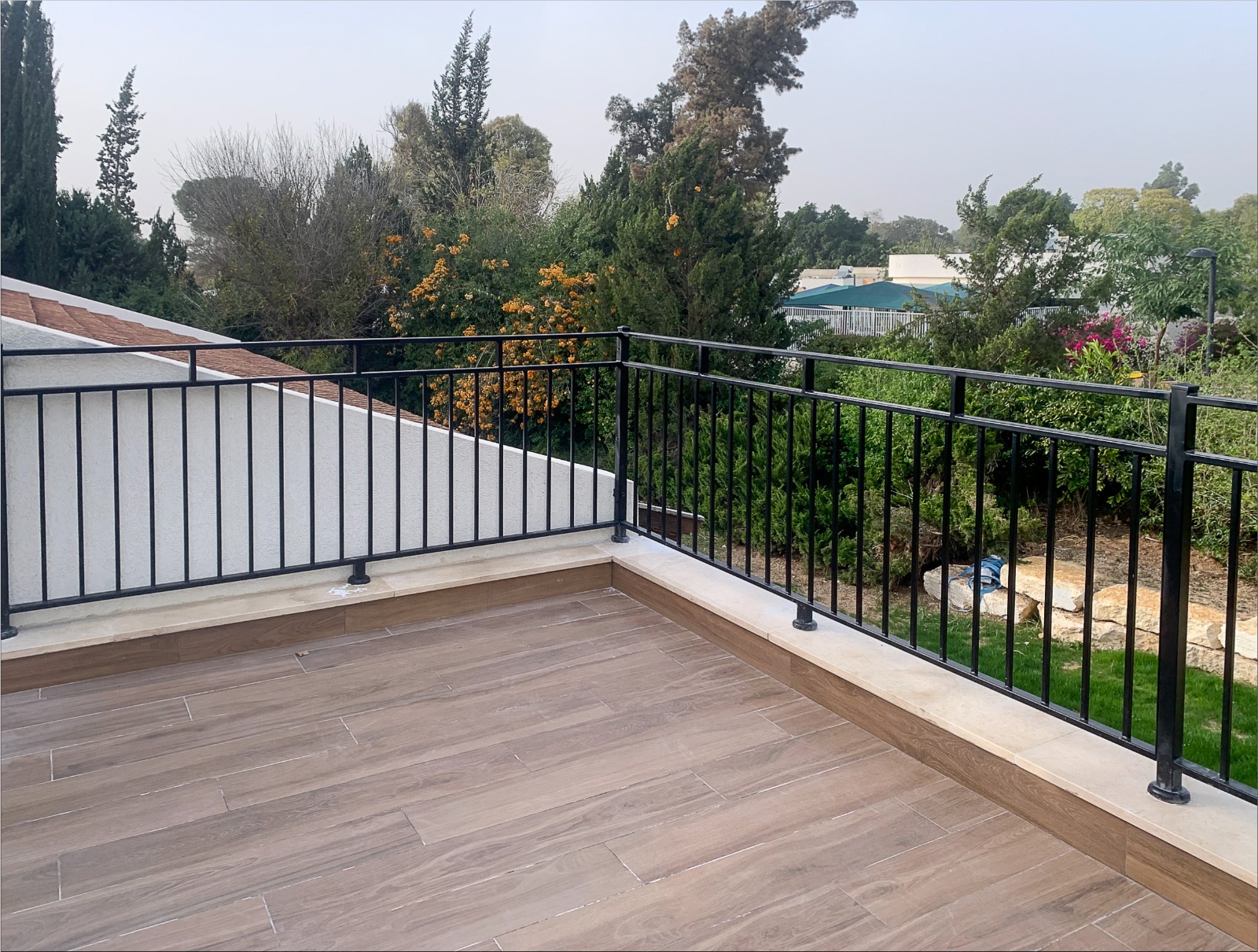 שערים, גדרות ומעקות