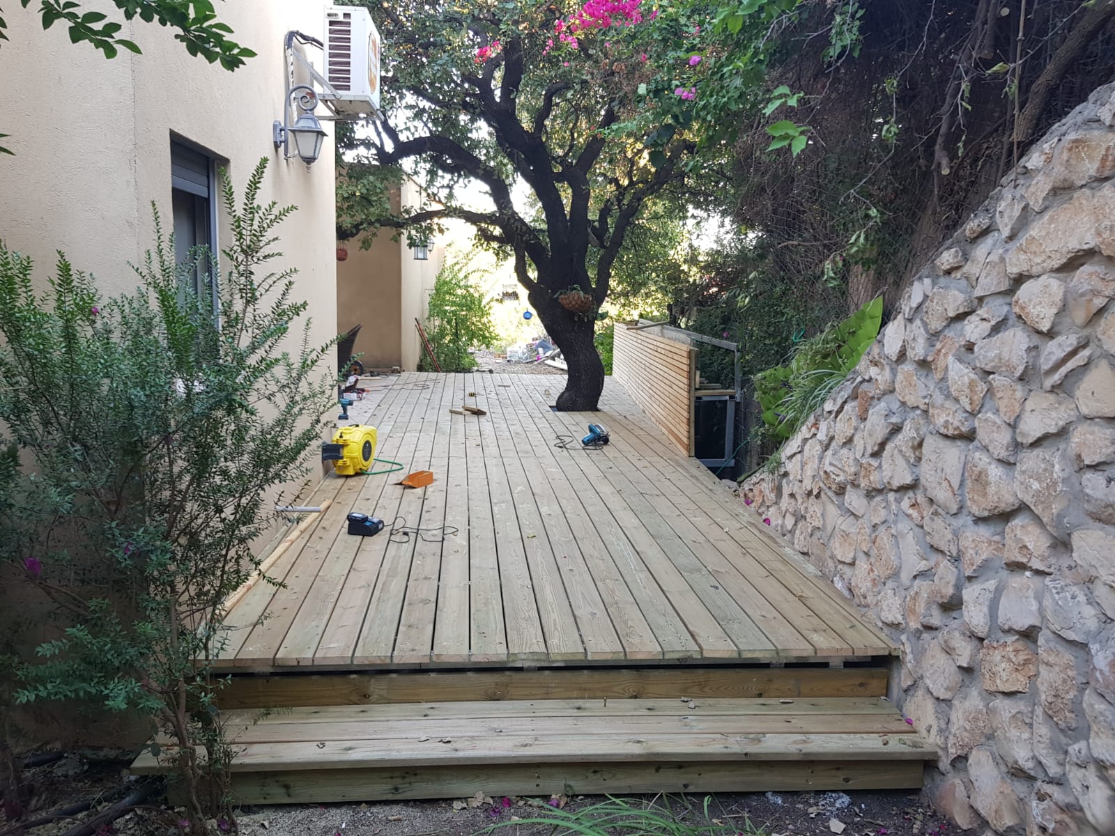 קונסטרוקציה לדק