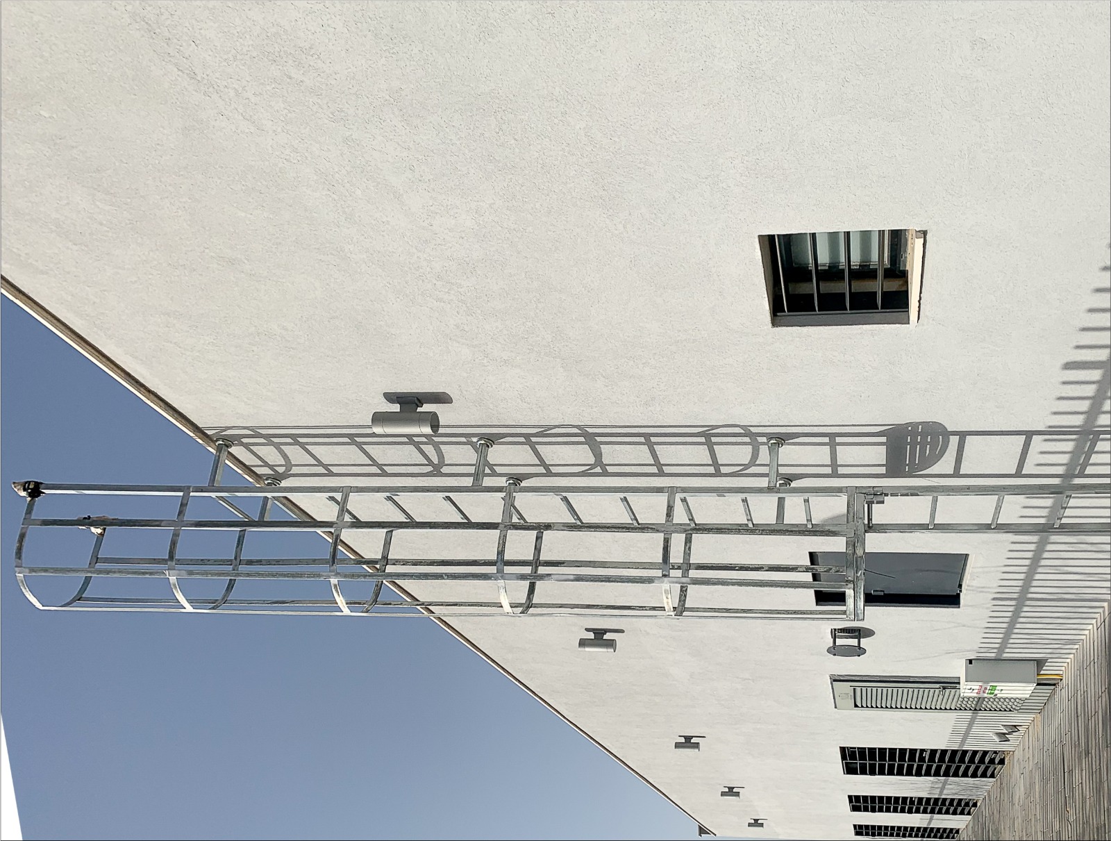 שערים, גדרות ומעקות