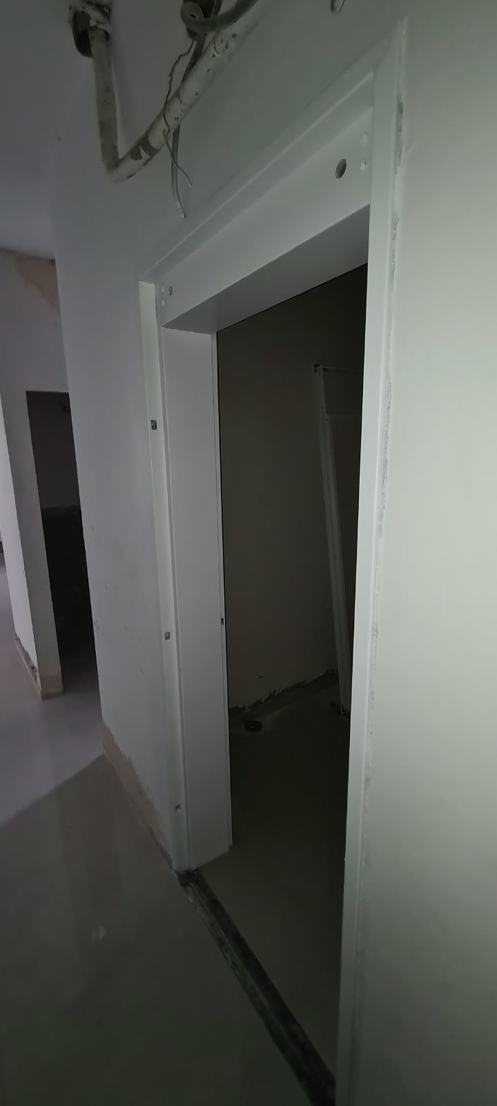 צביעת משקופים וחלונות ממ"ד