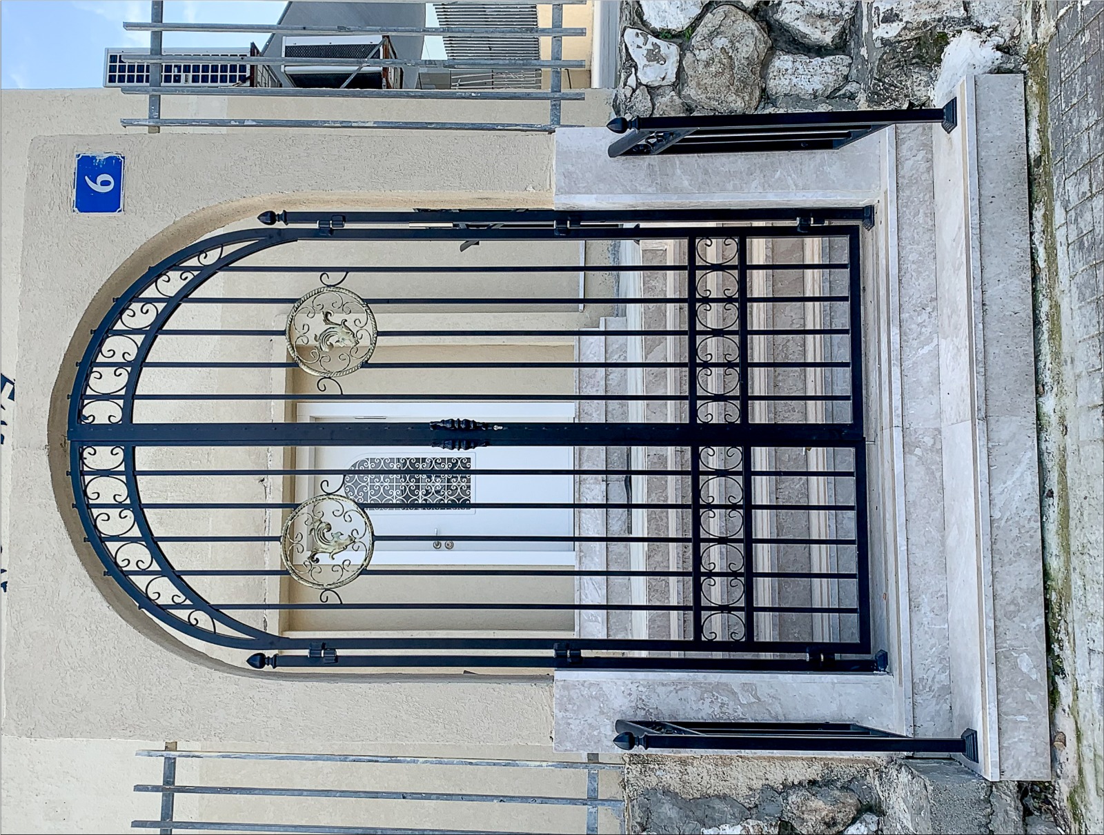 שערים, גדרות ומעקות