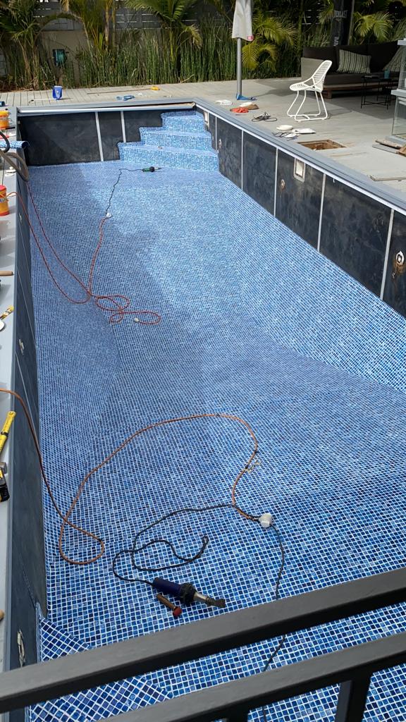 איטום וריצוף בריכות שחיה