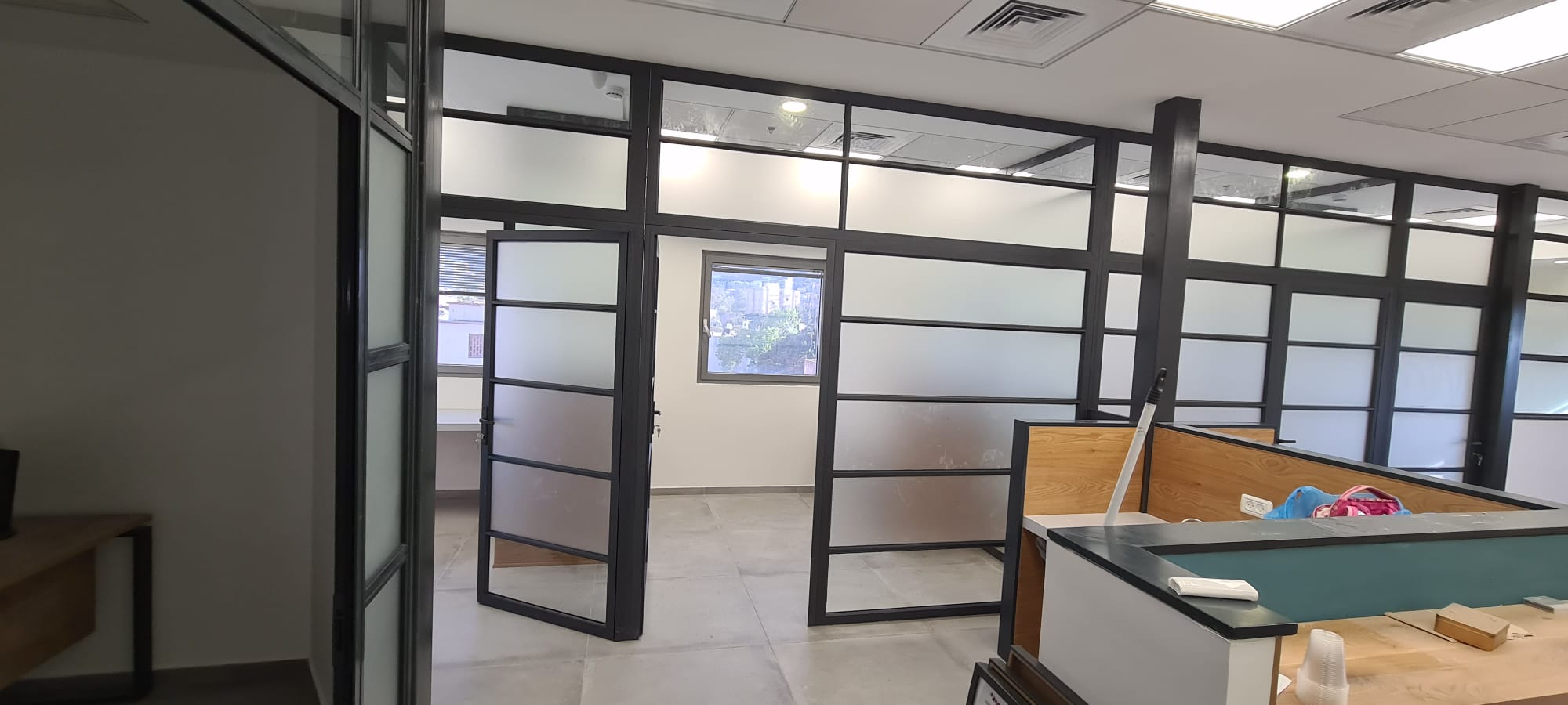 חלוקת משרד אלומיניום בשילוב זכוכית