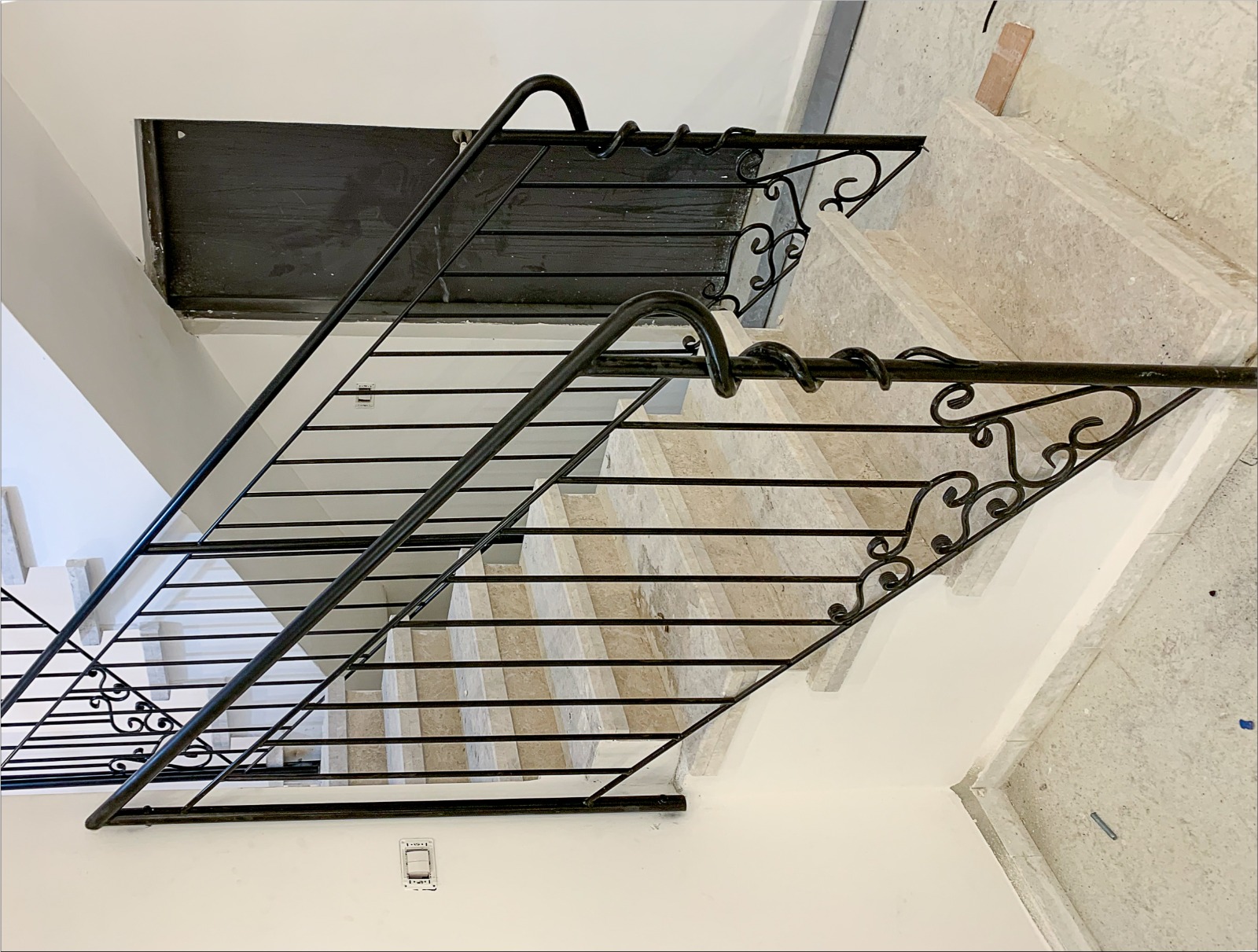 שערים, גדרות ומעקות