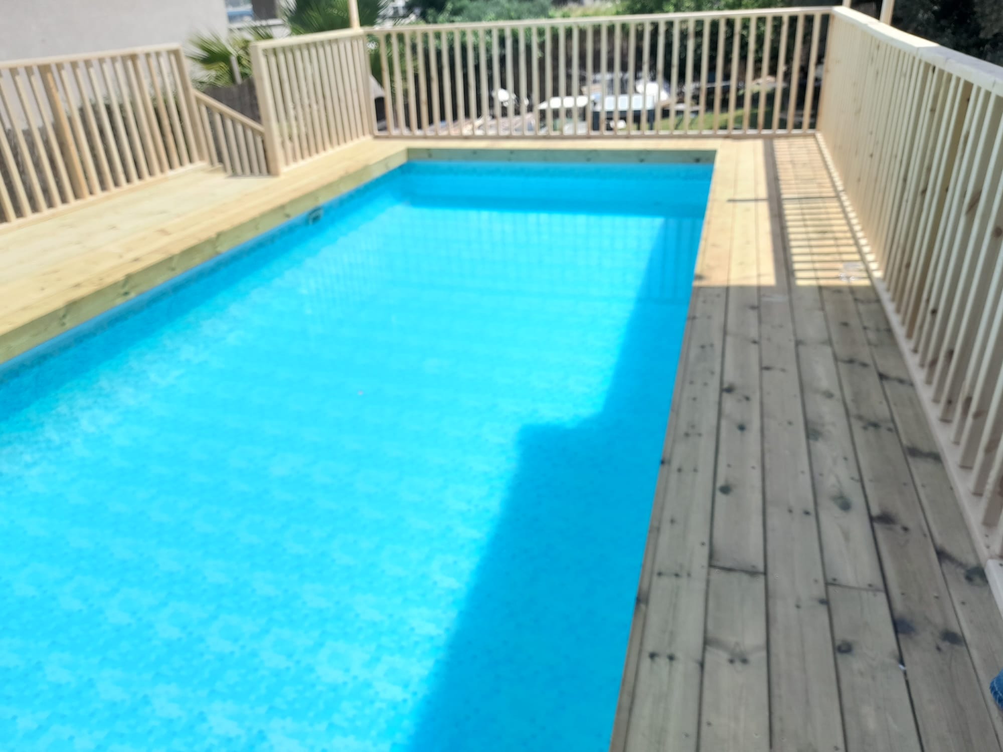 דק מסביב לבריכה