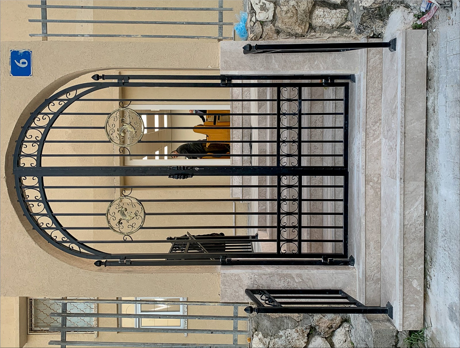 שערים, גדרות ומעקות