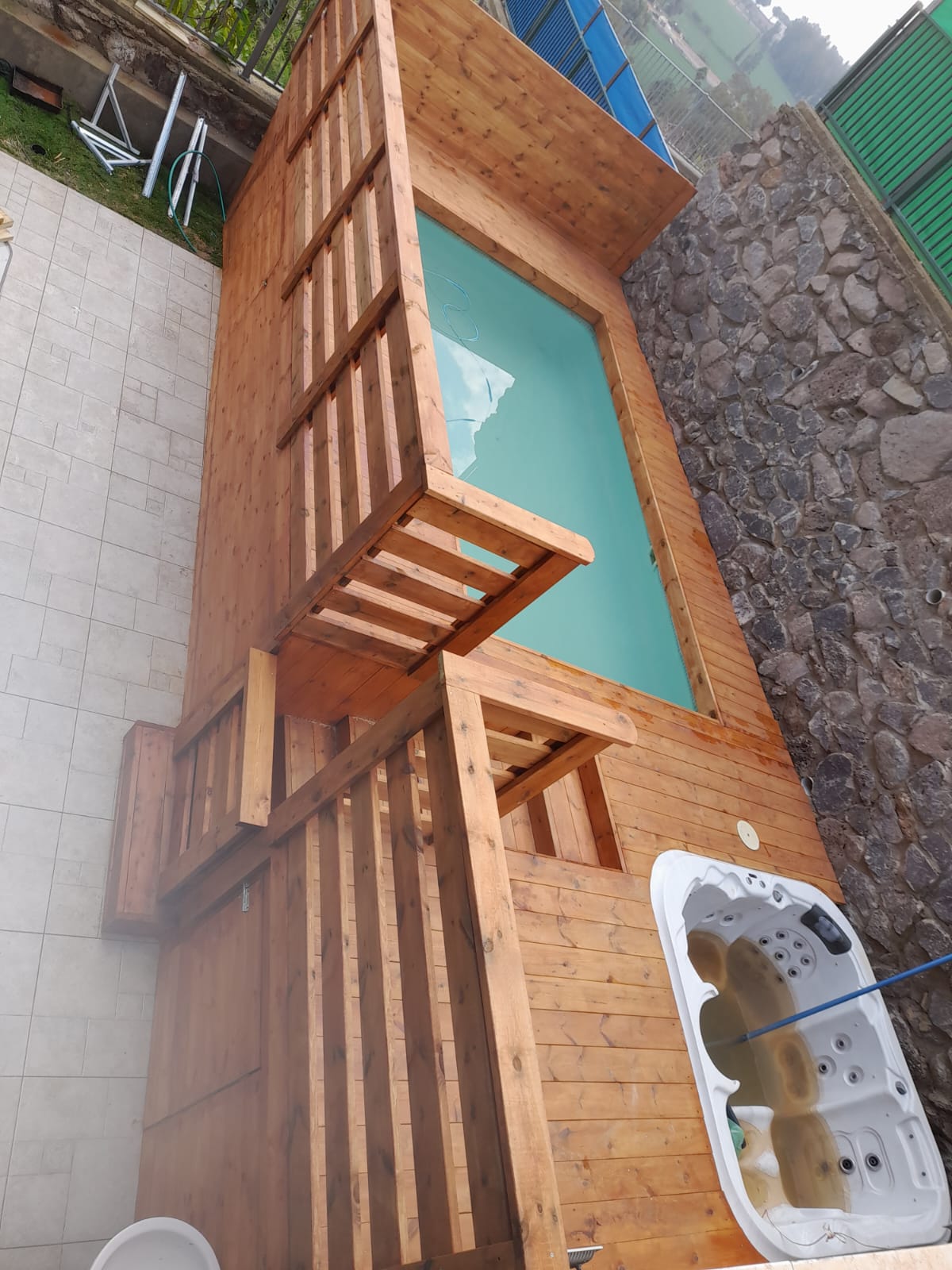 דק מסביב לבריכה