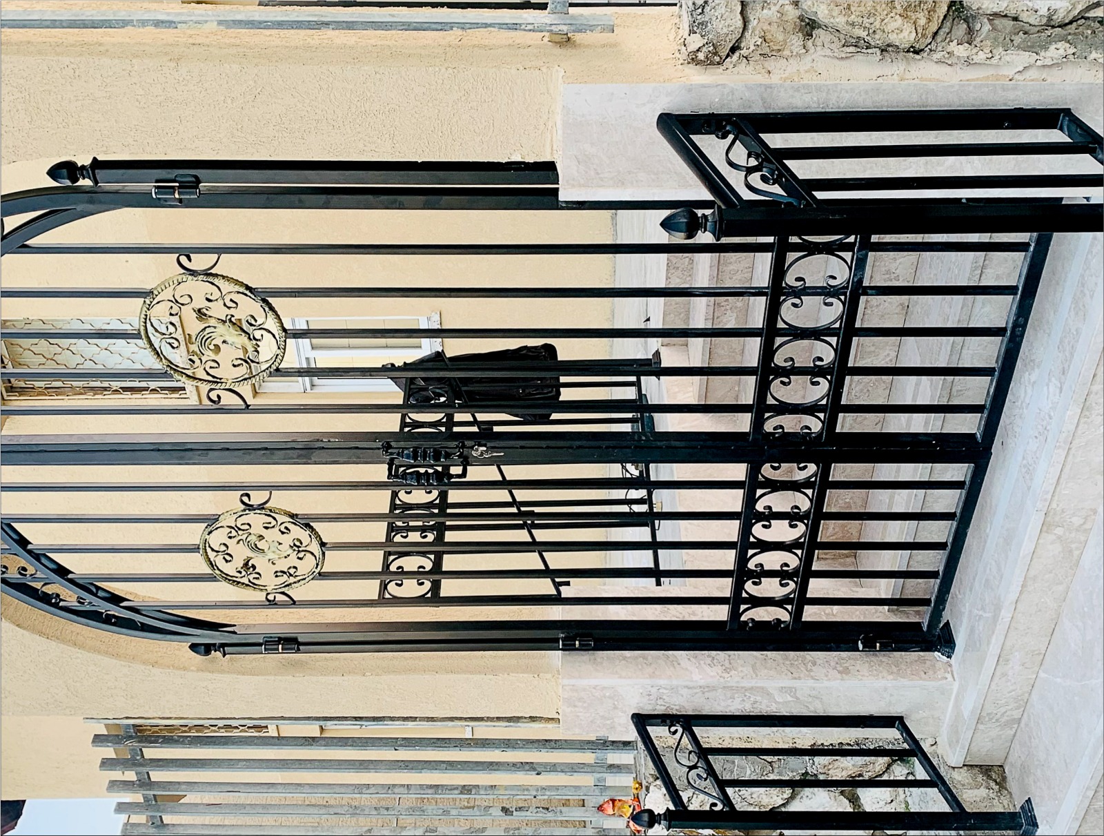 שערים, גדרות ומעקות