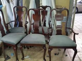 שחזור כסאות בנות 100 שנה.