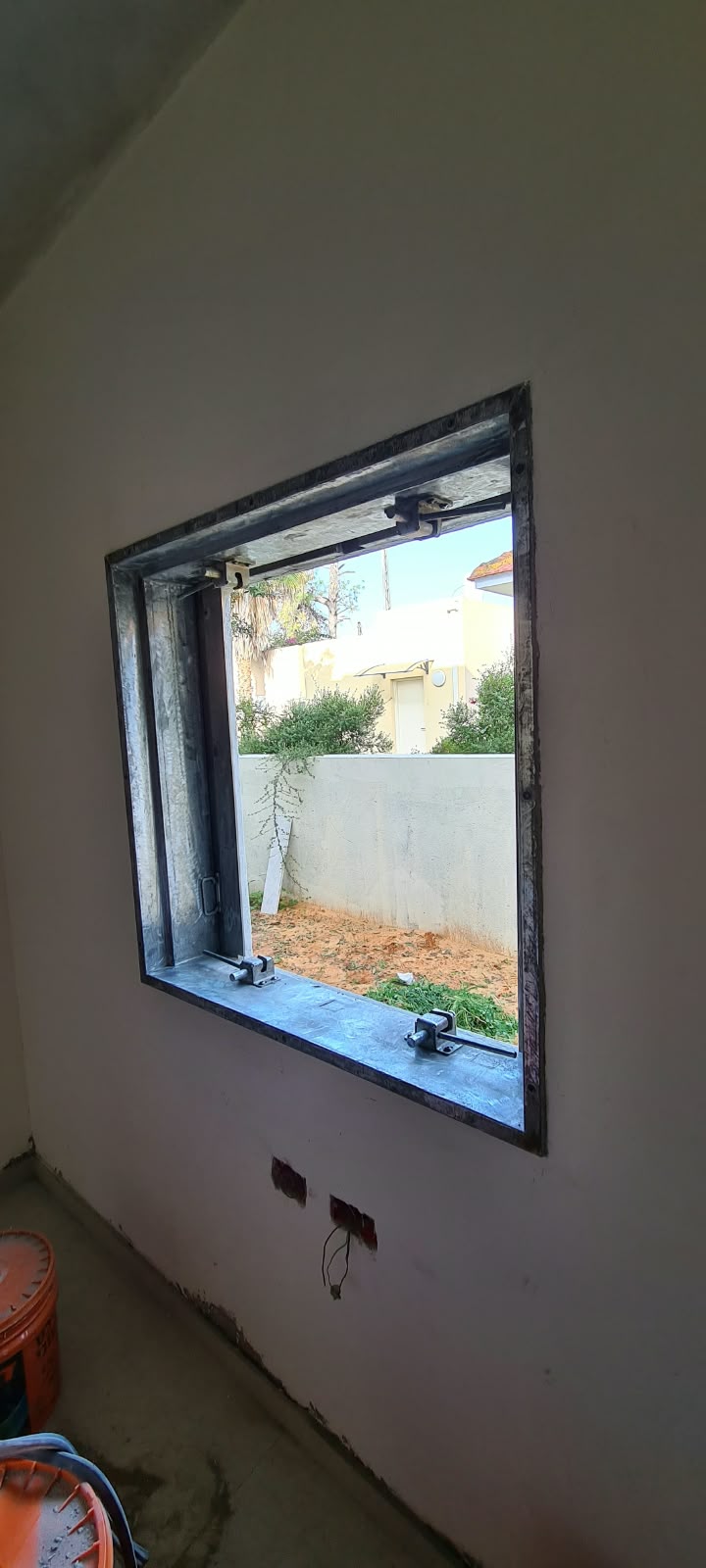 צביעת משקופים וחלונות ממ"ד