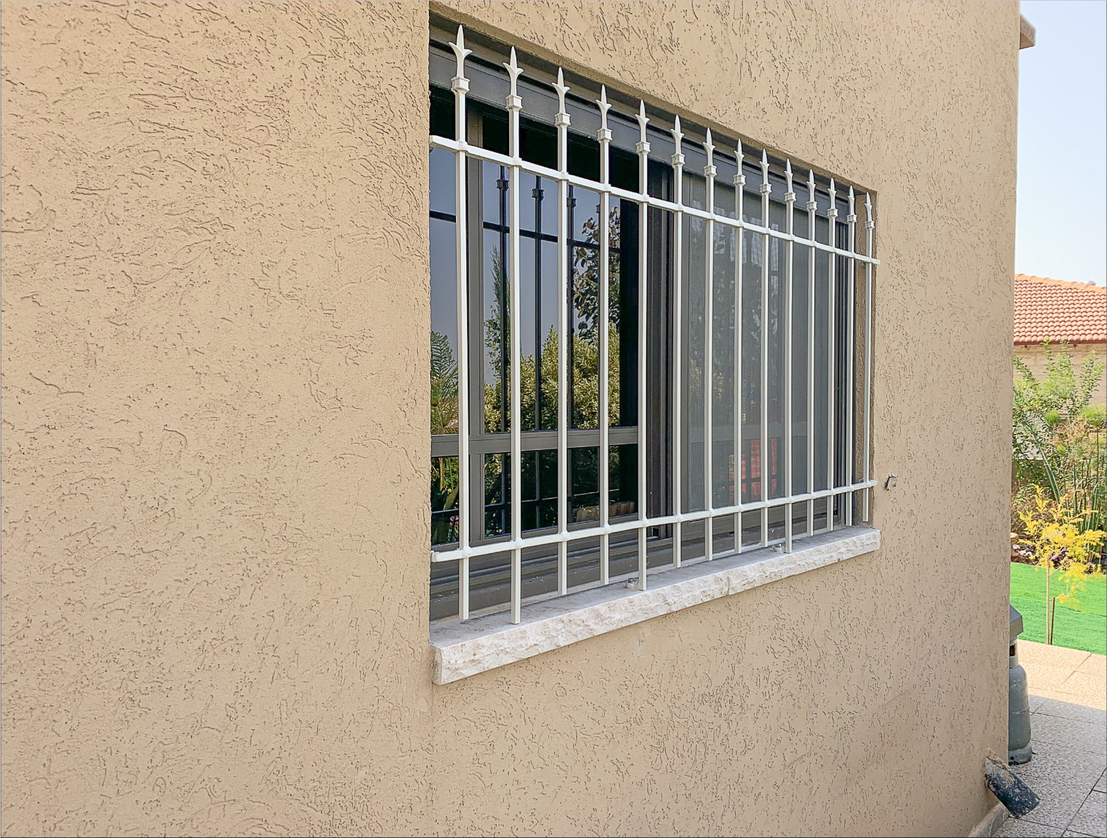 שערים, גדרות ומעקות