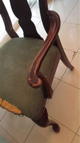 שחזור כסאות בנות 100 שנה.