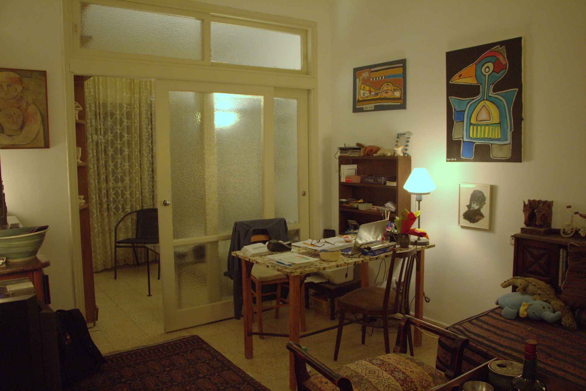 דלתות וחלונות.