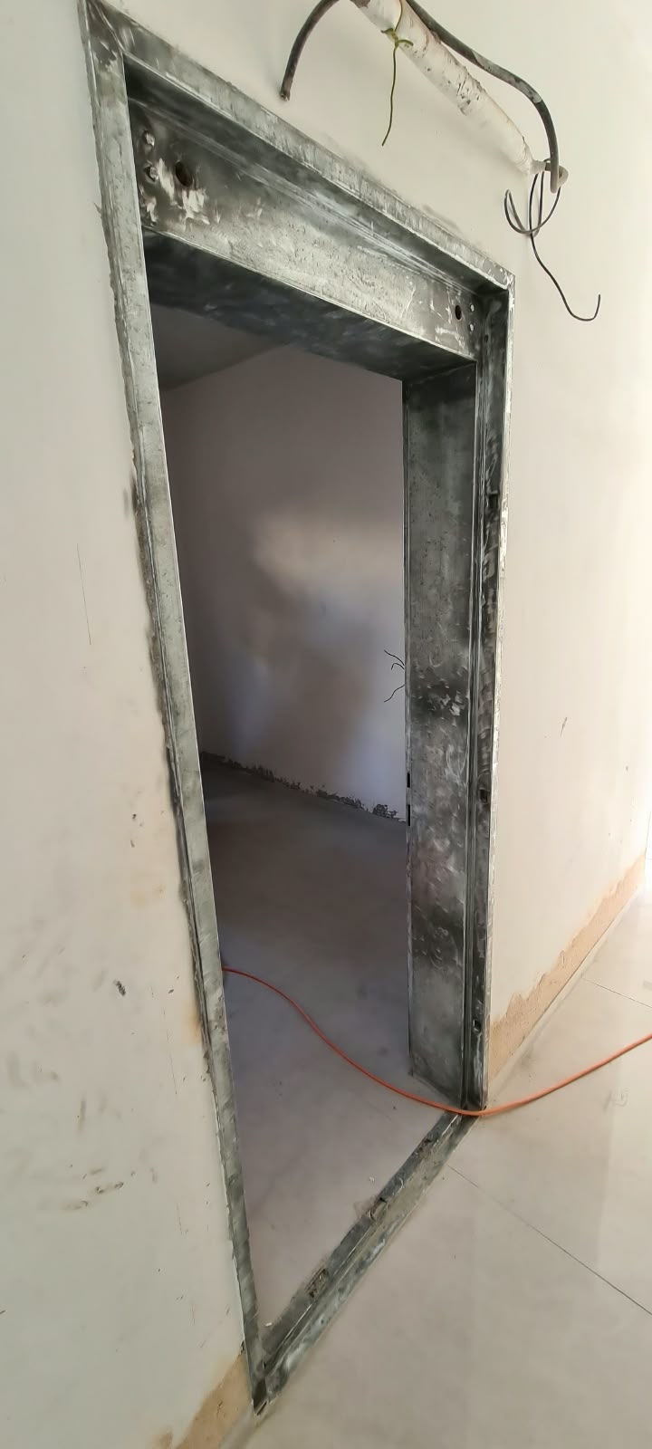 צביעת משקופים וחלונות ממ"ד