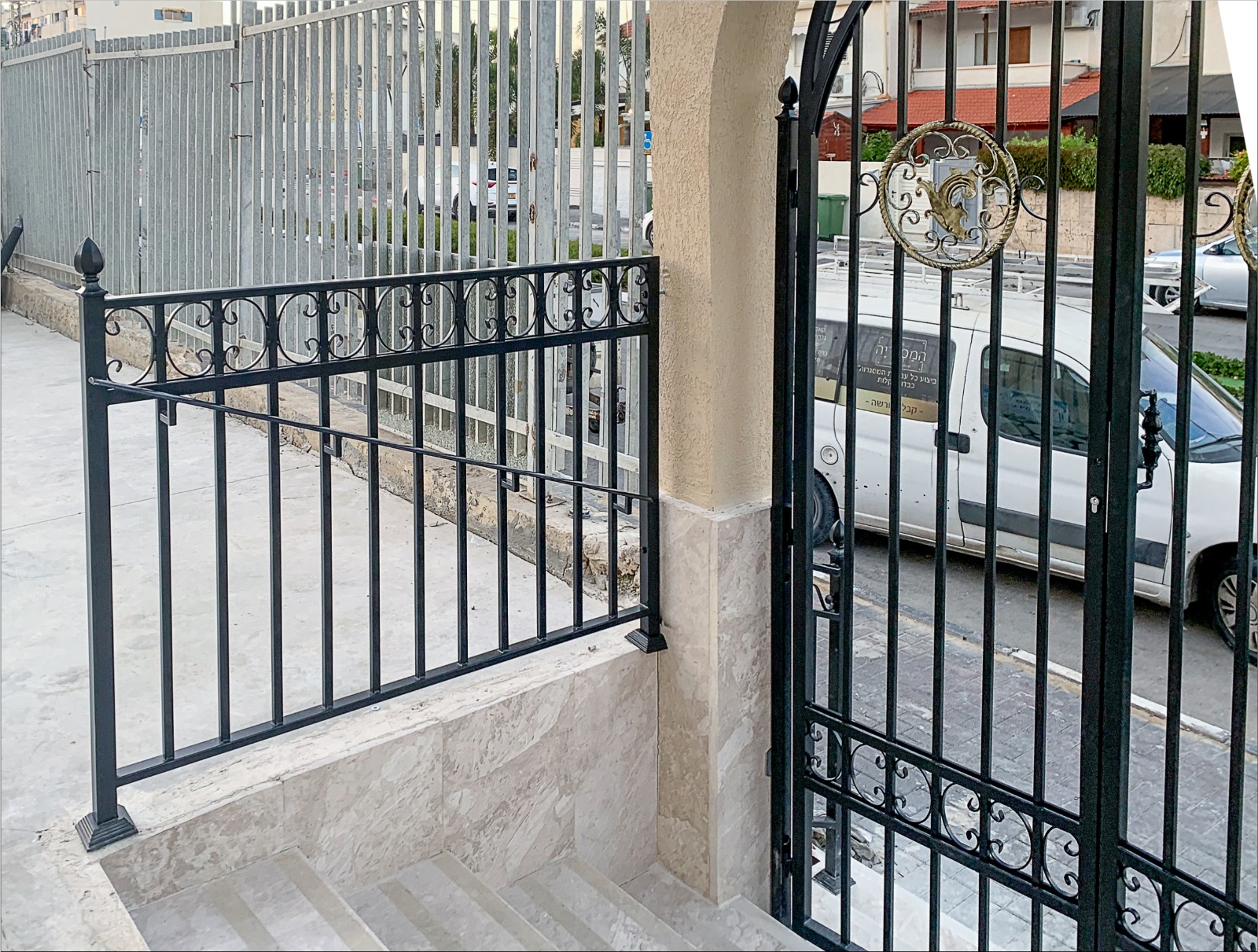 שערים, גדרות ומעקות