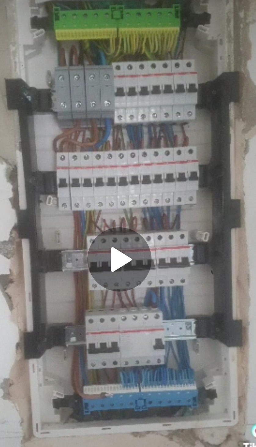 לוח חשמל חדש כחלק משיפוץ כללי