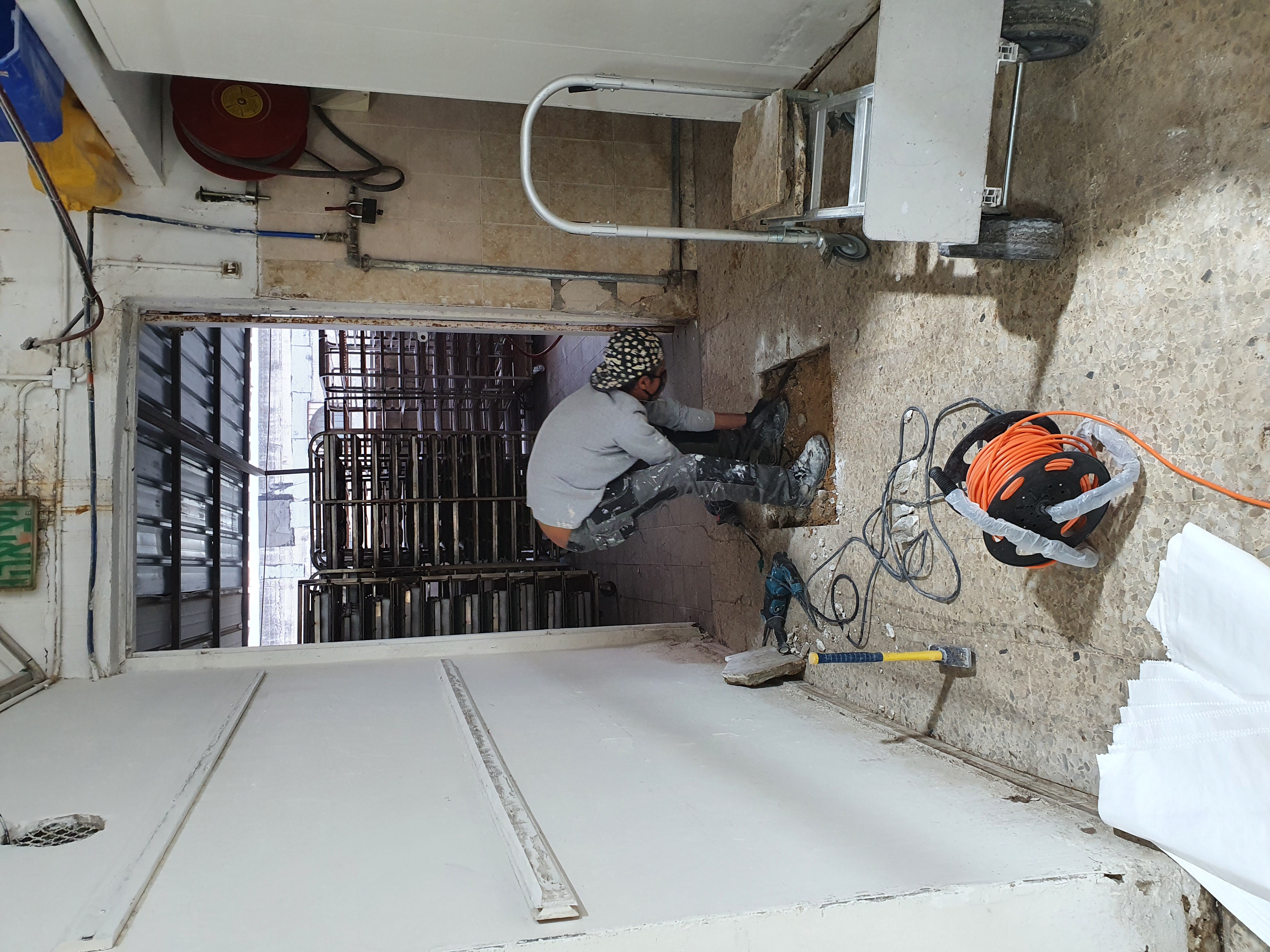 עבודת ריצוף במאפייה