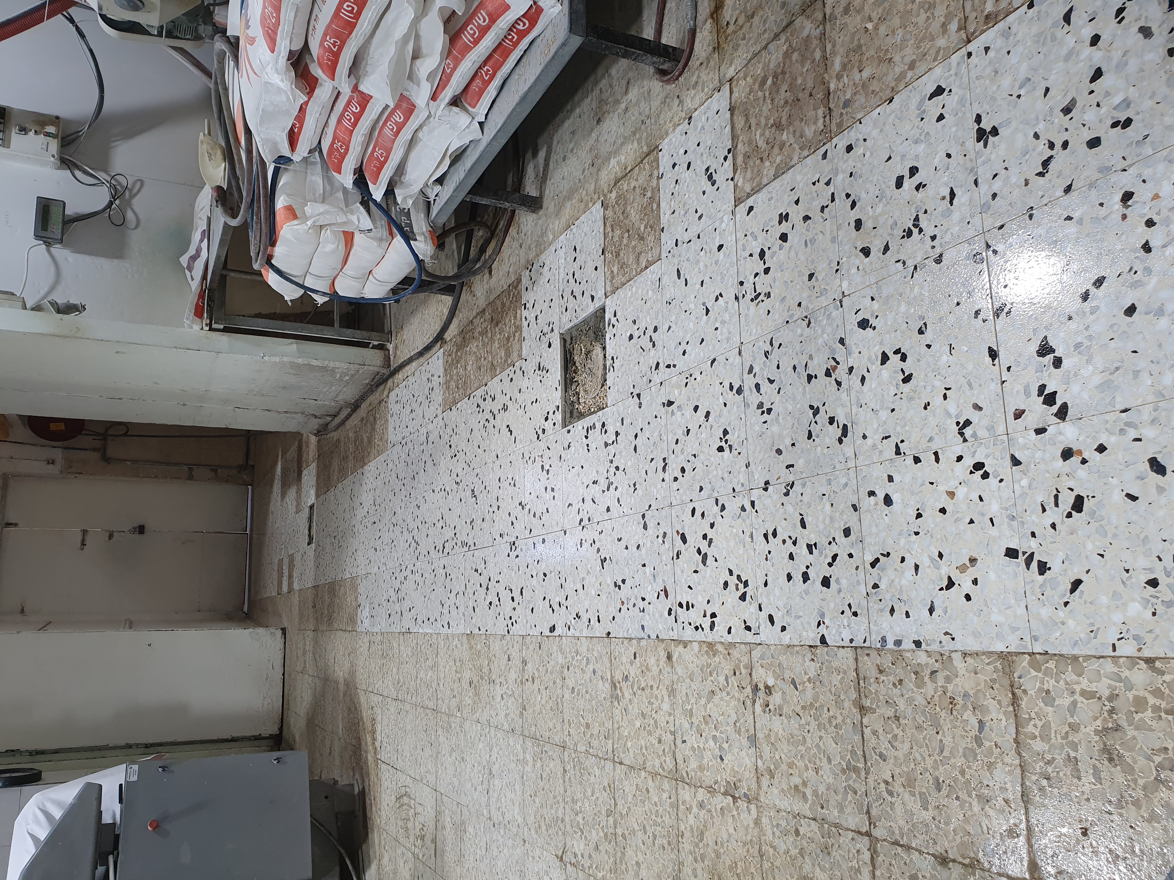 עבודת ריצוף במאפייה