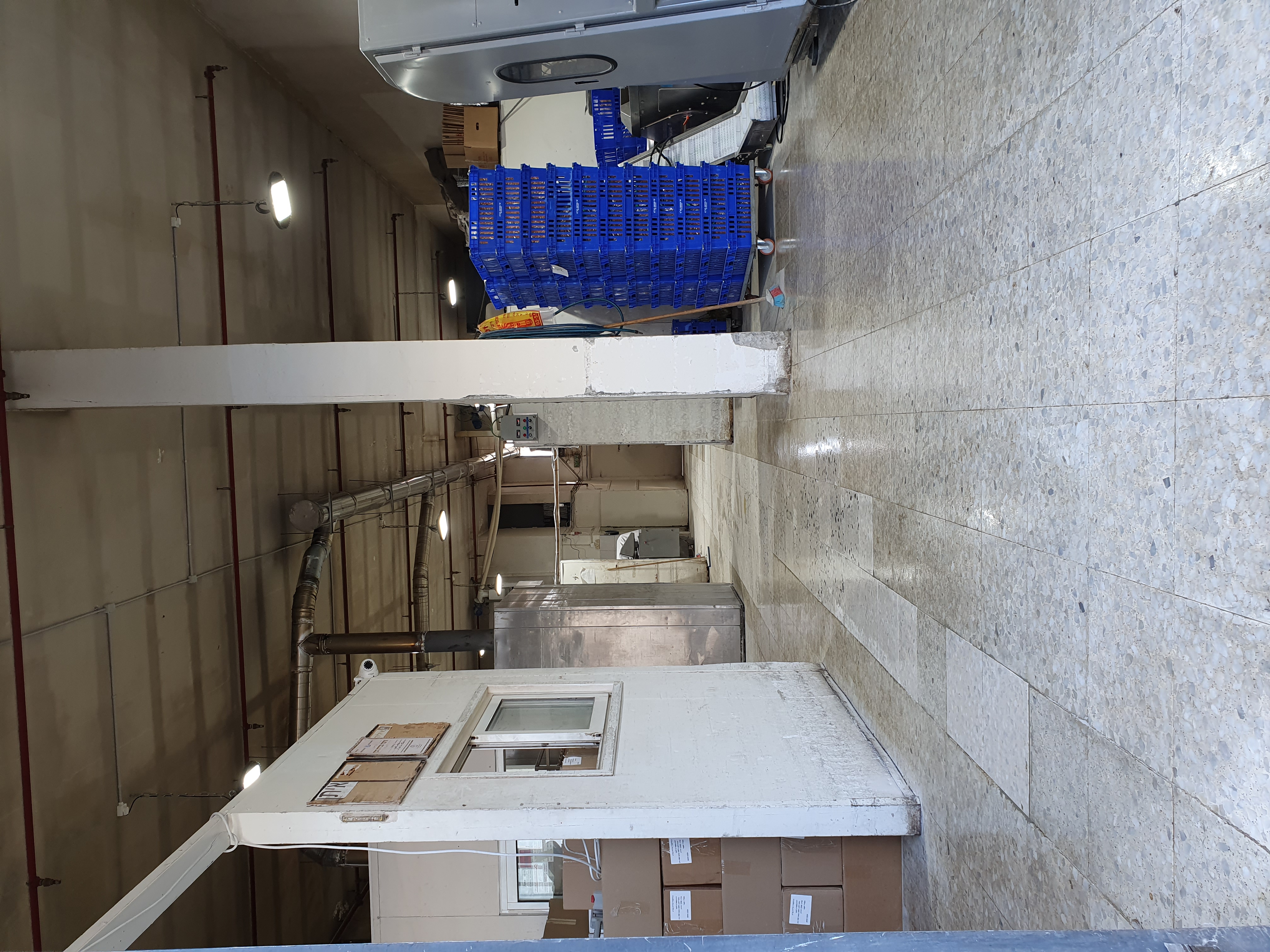 עבודת ריצוף במאפייה