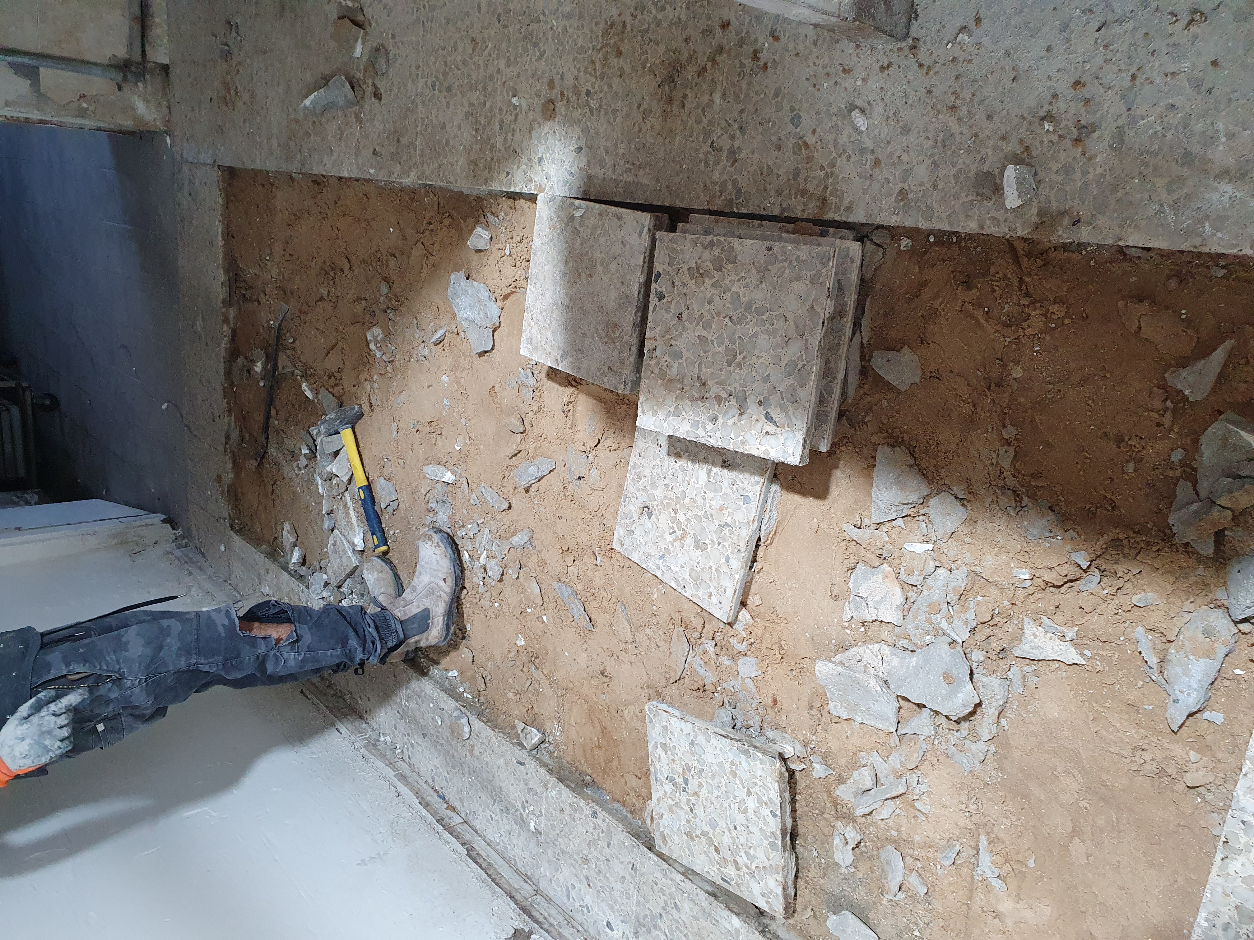 עבודת ריצוף במאפייה