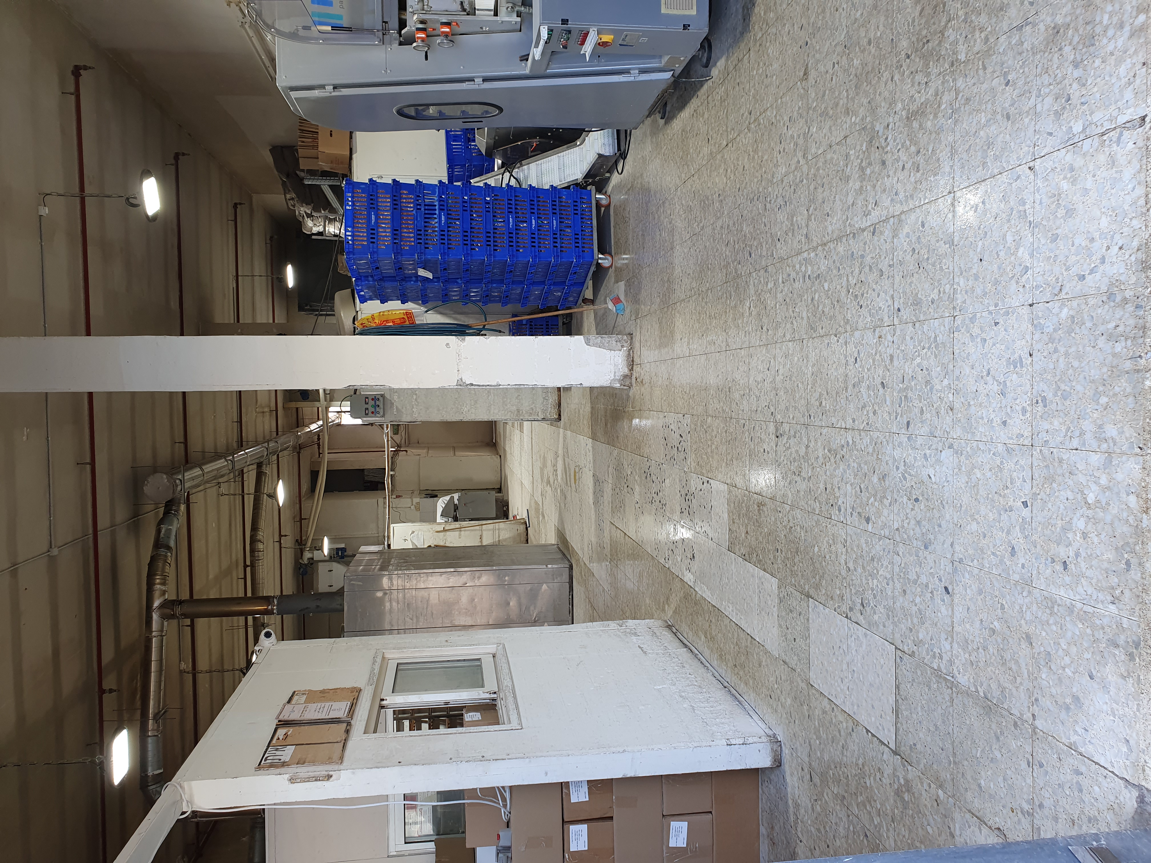 עבודת ריצוף במאפייה