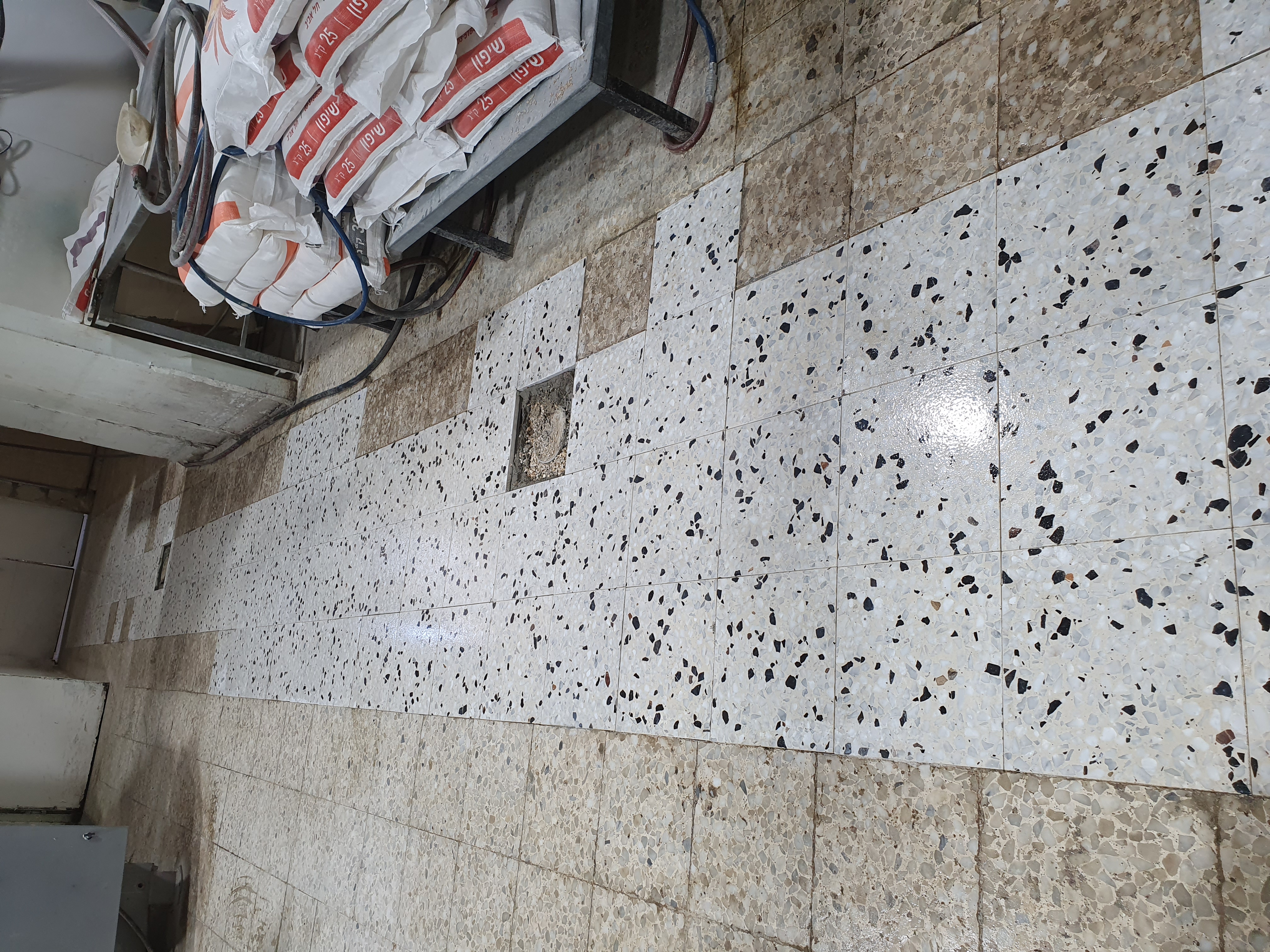 עבודת ריצוף במאפייה