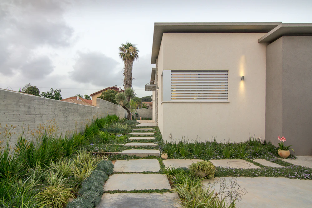 החלק החיצוני של הבית בצבעים מונוכרומטיים.