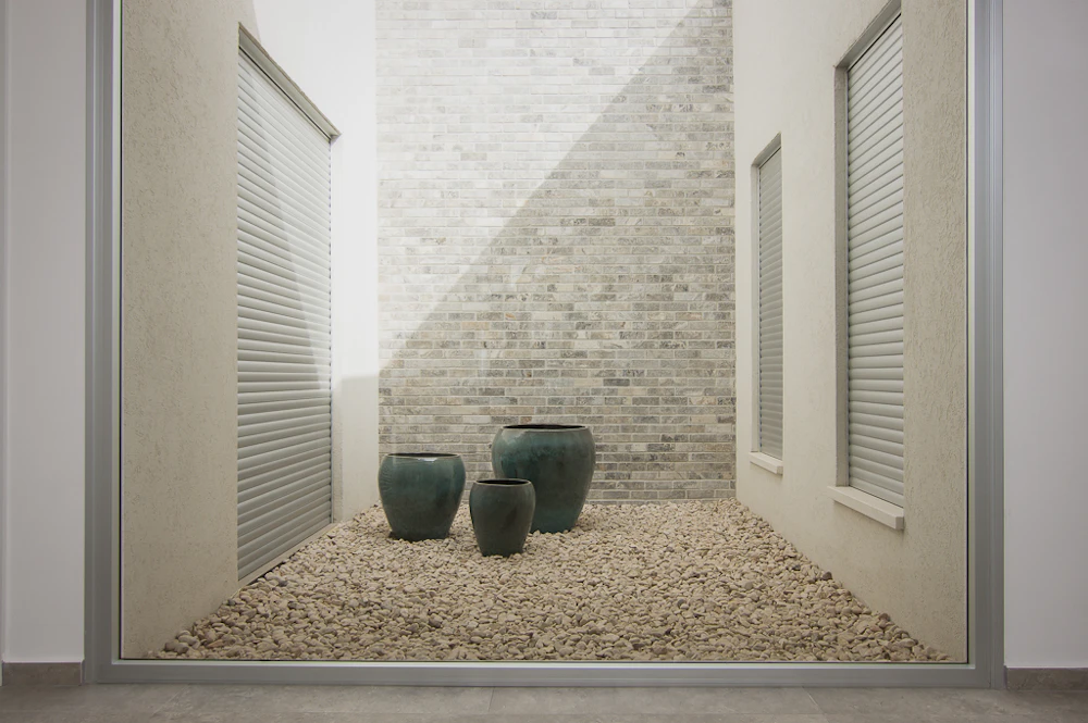 פטיו במרכז הבית.