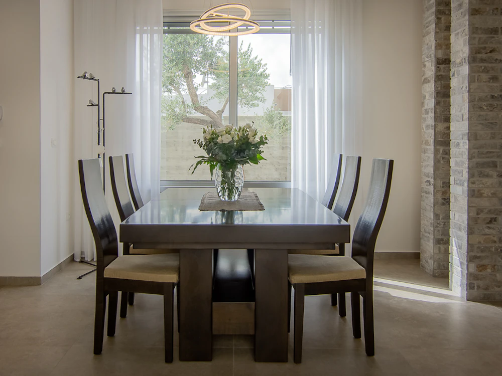 פינת אוכל עם רקע בהיר. הפרדה עם שני עמודים. 