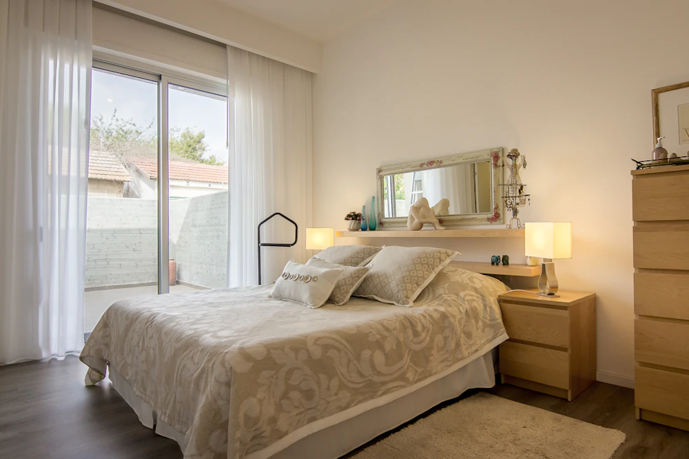 חדר שינה פונה לחצר אחורית.