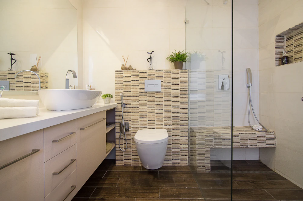 מקלחת הורים ללא דלת.