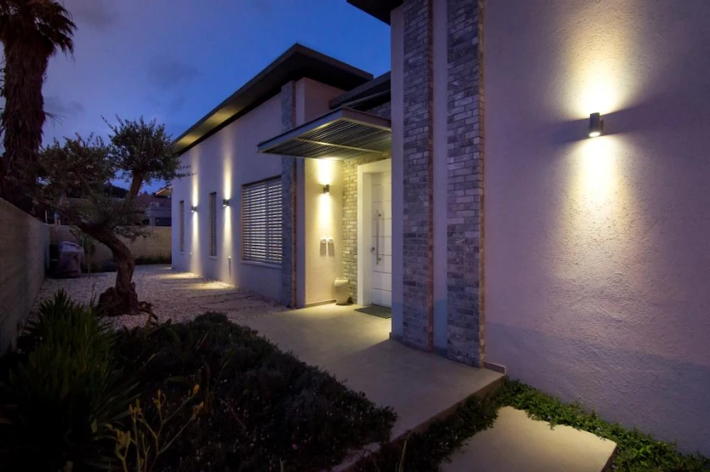 בטון מוחלק בכניסה.