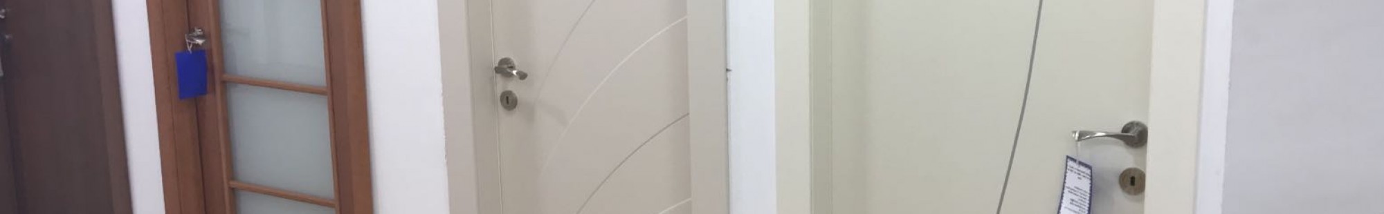 צילום מעבודה של דלתות אינדורס