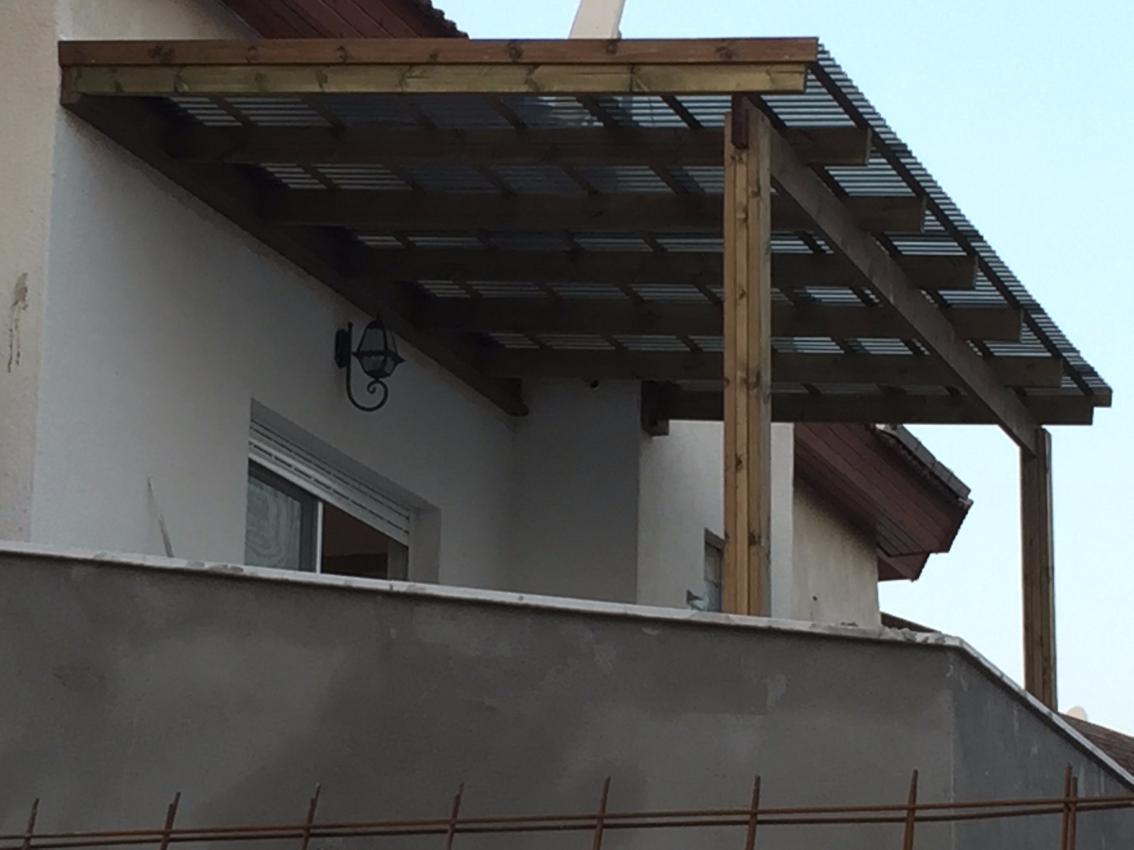 גג ופרגולה מעץ.