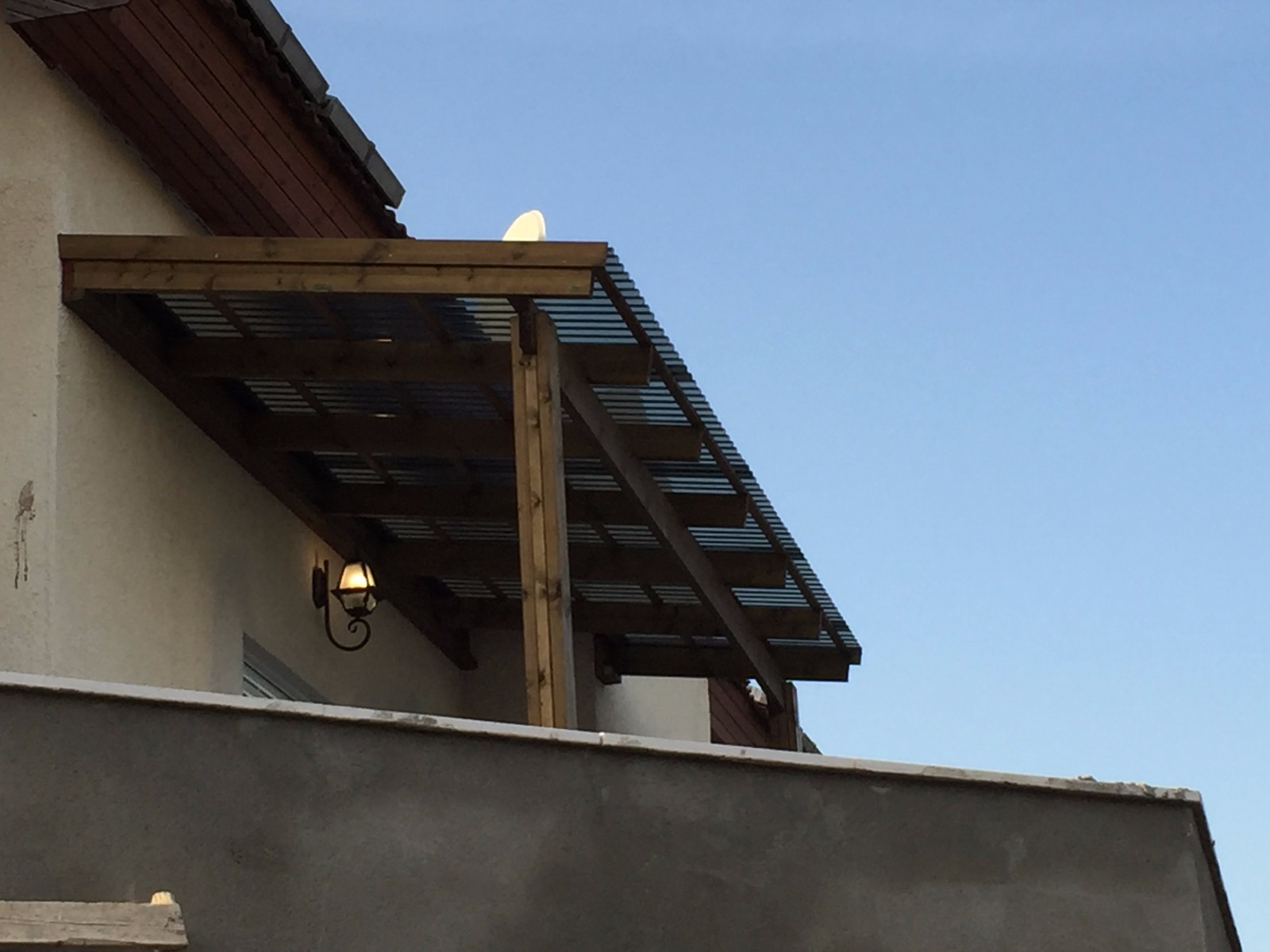 גג ופרגולה מעץ.