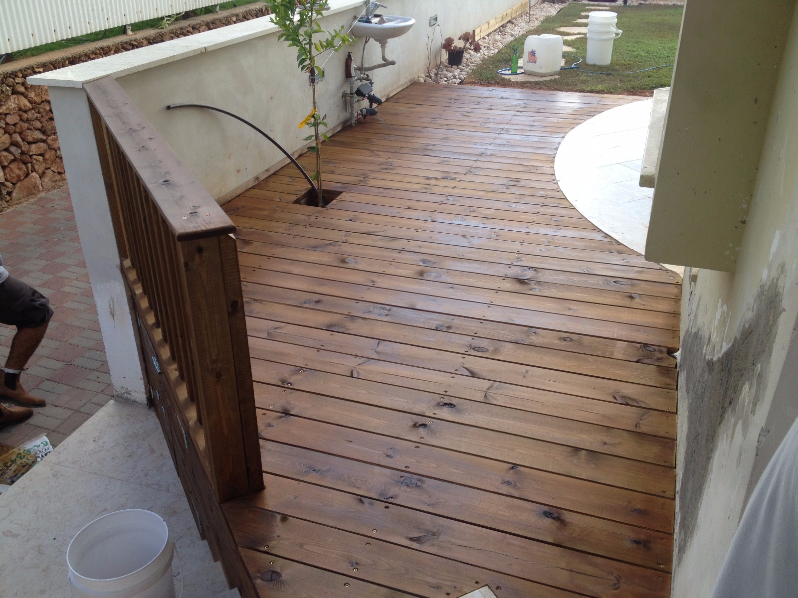 ריצוף מדק ושער דקורטיבי