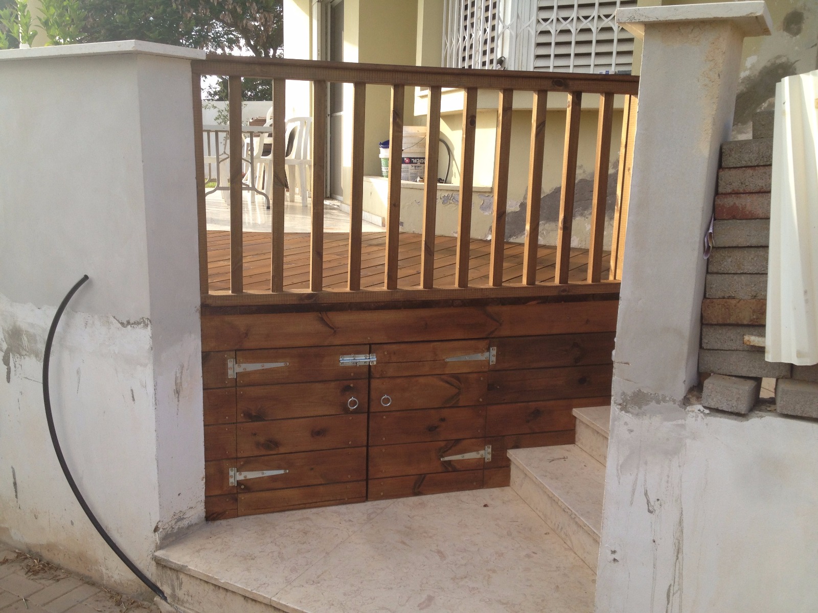 ריצוף מדק ושער דקורטיבי