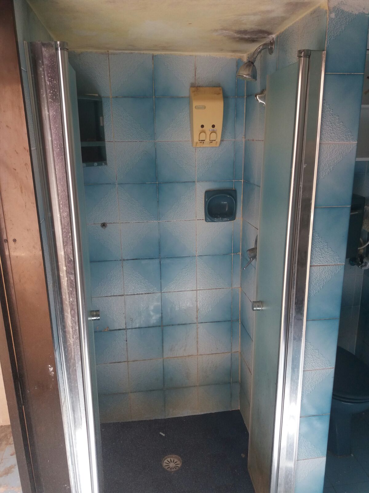 שיפוץ חדר אמבטיה ושרותים ורצוף כל הבית