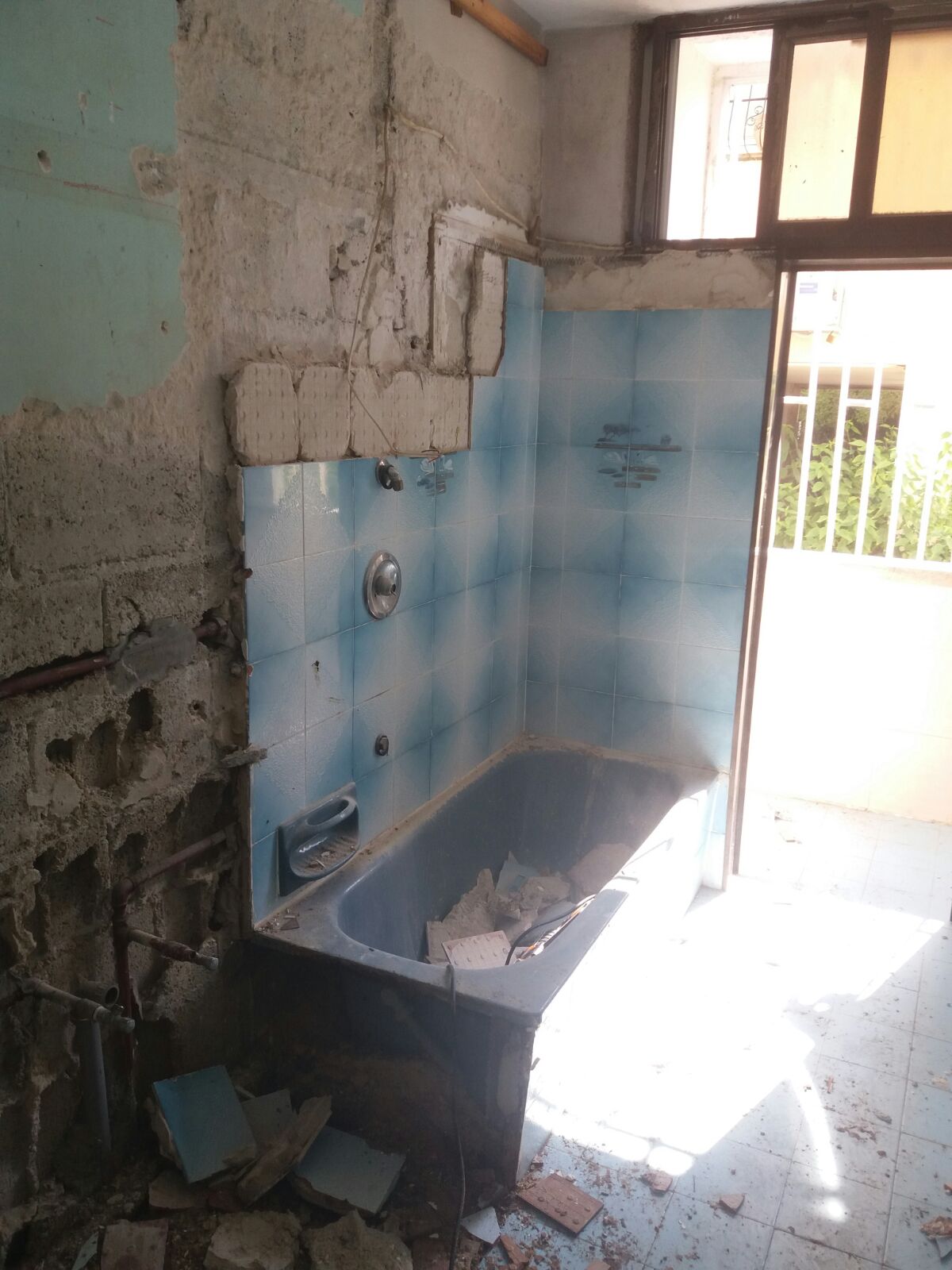 שיפוץ חדר אמבטיה ושרותים ורצוף כל הבית