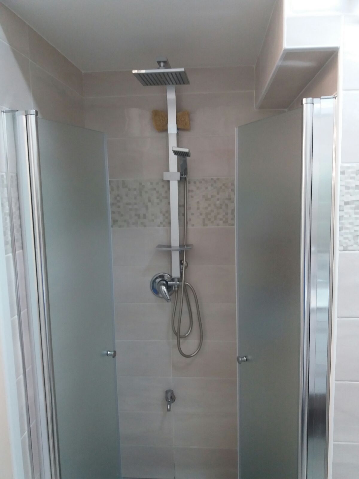 שיפוץ חדר אמבטיה ושרותים ורצוף כל הבית