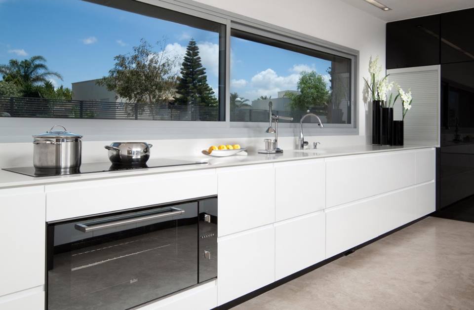 צילום מעבודה של בוריס קרמיקה ומטבחים