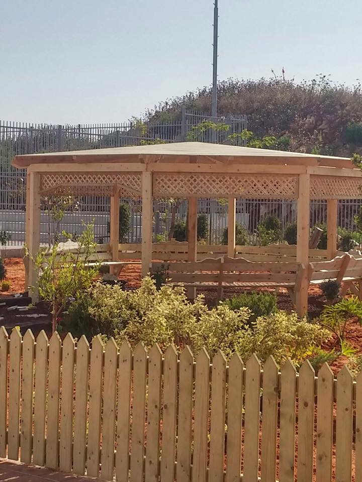 מגוון עבודות עץ , פרגולות, גדרות, דקים וגגות רעפים.