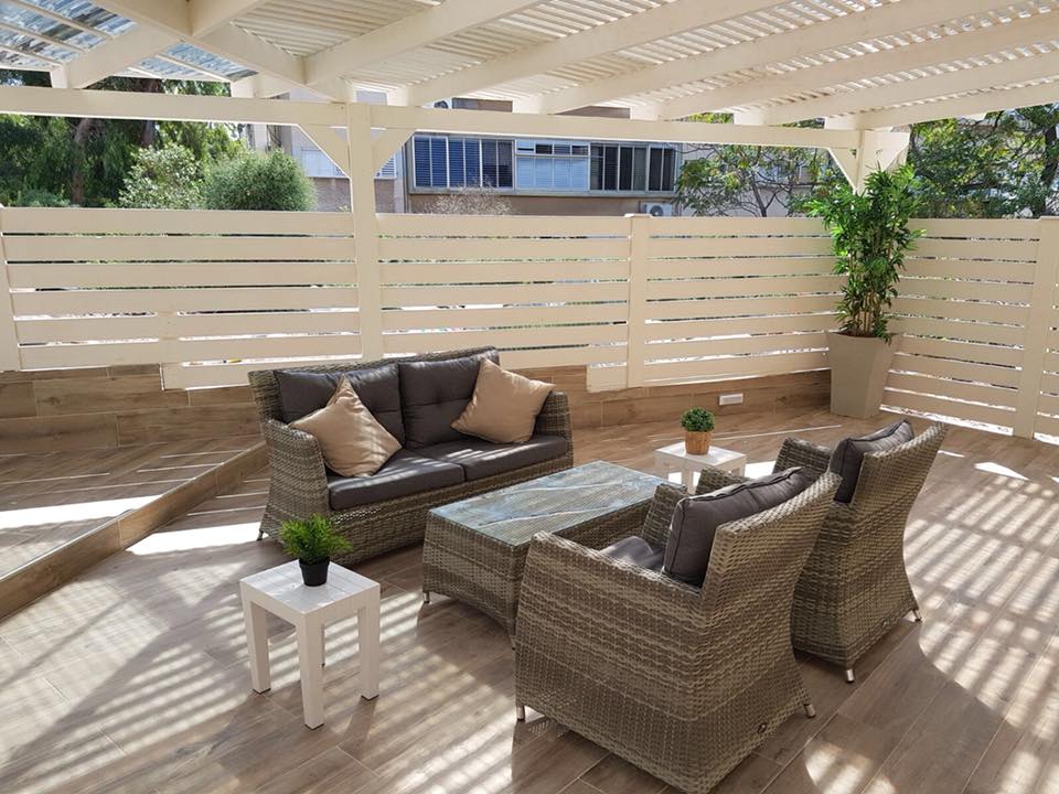 מגוון עבודות עץ , פרגולות, גדרות, דקים וגגות רעפים.