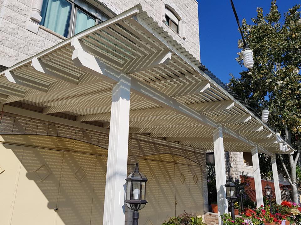 מגוון עבודות עץ , פרגולות, גדרות, דקים וגגות רעפים.