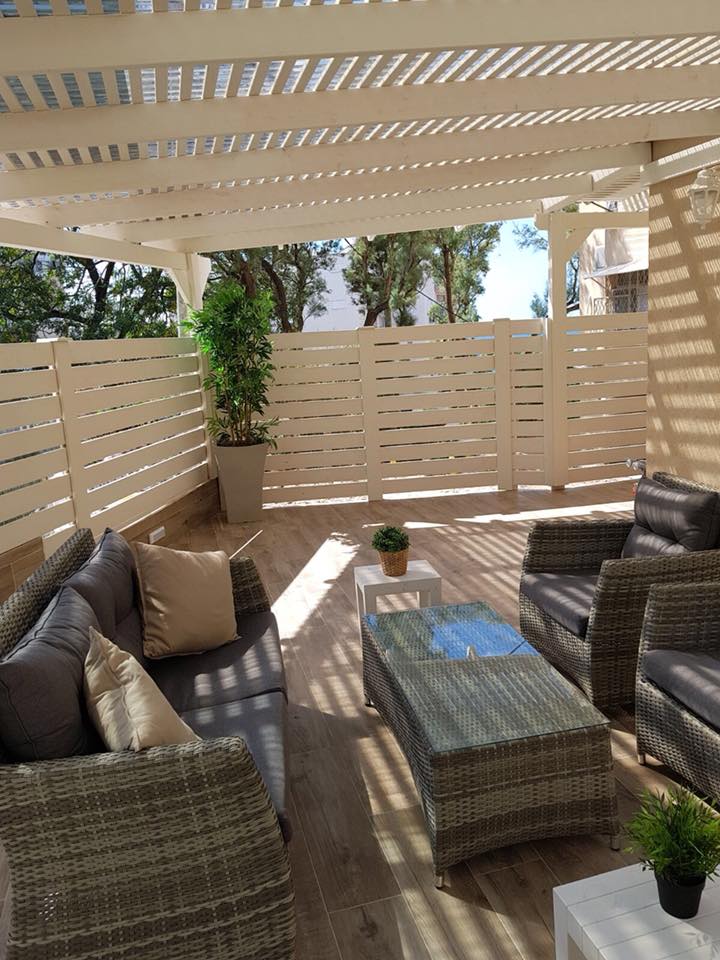 מגוון עבודות עץ , פרגולות, גדרות, דקים וגגות רעפים.