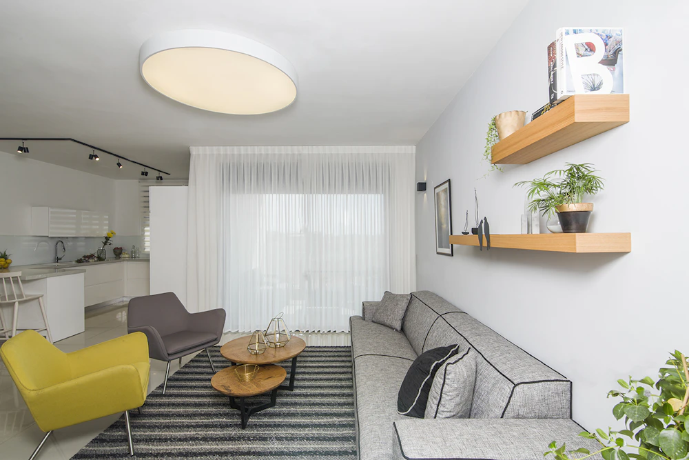 הסלון במבט למרפסת.