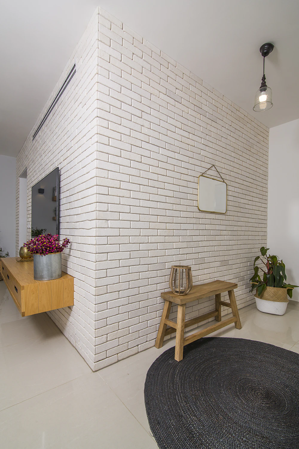 קיר בריקים בכניסה.