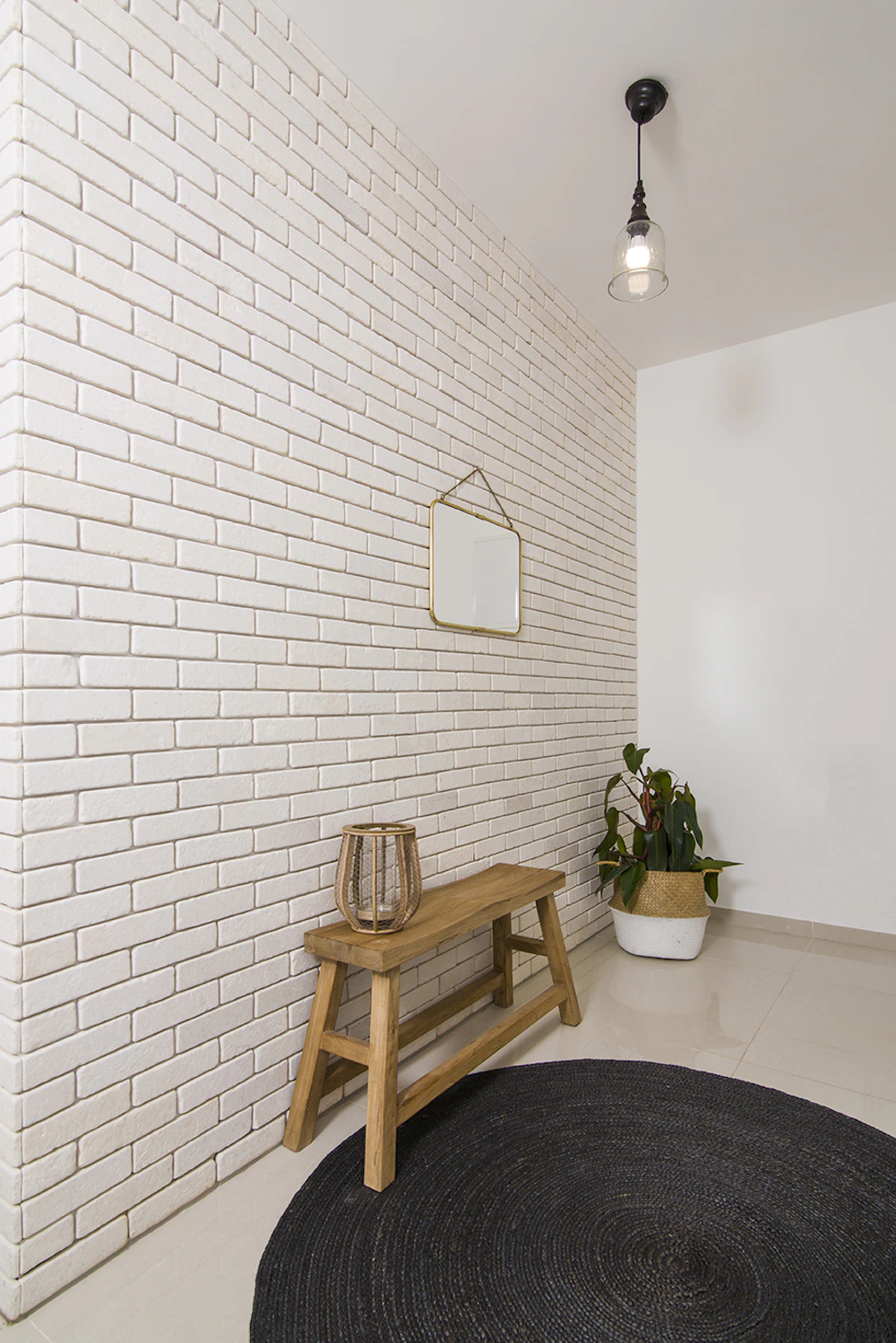 ספסל עץ במבואה.