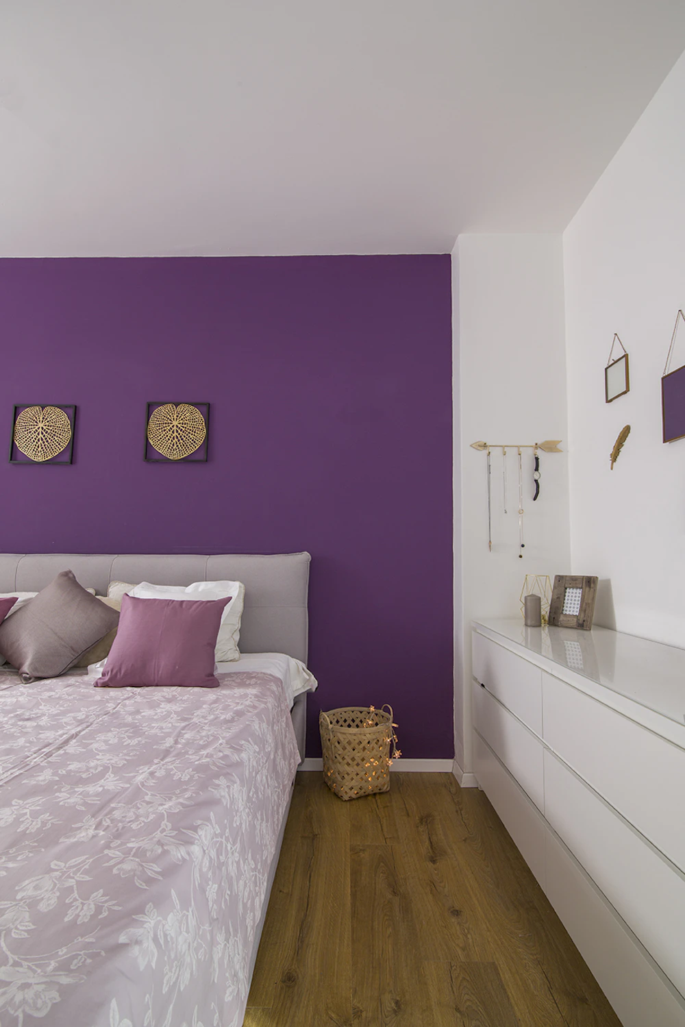 כיסוי וכריות בהירים.